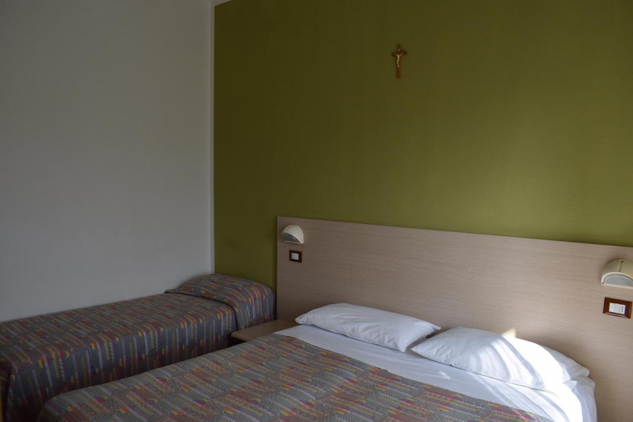 Hotel Gattuccio Чезенатико Экстерьер фото