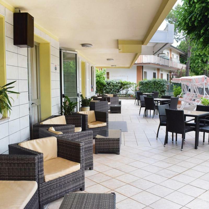Hotel Gattuccio Чезенатико Экстерьер фото